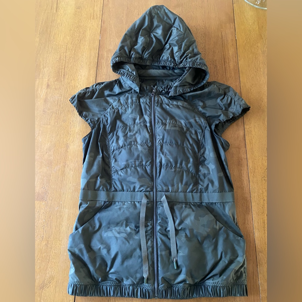 Lululemon athletica capped sleeve vest with hood